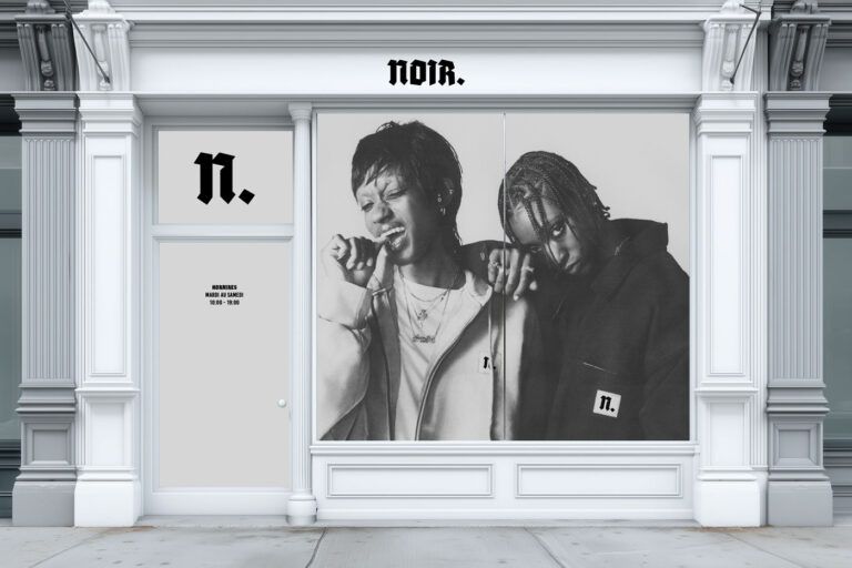 Devanture de la boutique noir qui ouvre prochainement